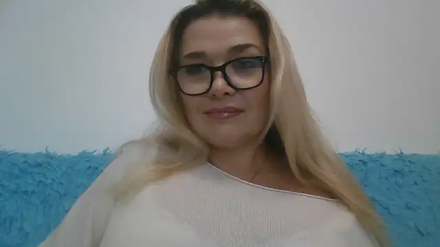 Snapshot of Myrienna chatting on 10-23-25, 11:42 Myrienna online show from 10-23-25, 11:42