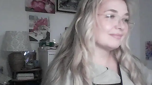 Snapshot of Myrienna chatting on 11-23-25, 09:36 Myrienna online show from 11-23-25, 09:36