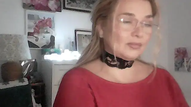 Snapshot of Myrienna chatting on 11-24-25, 08:19 Myrienna online show from 11-24-25, 08:19