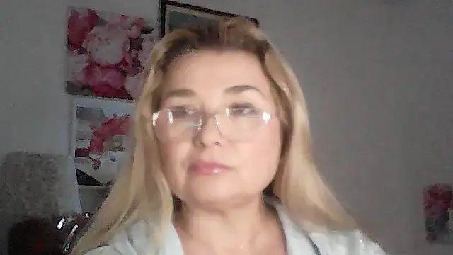 Snapshot of Myrienna chatting on 11-26-25, 11:06 Myrienna online show from 11-26-25, 11:06