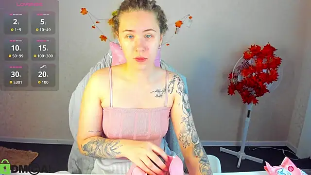 Snapshot of Elsie_Cutties chatting on 10-31-25, 01:06 Elsie Cutties online show from 10-31-25, 01:06