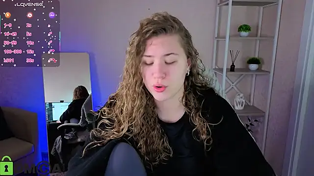 Snapshot of Elsie_Cutties chatting on 12-14-25, 01:00 Elsie Cutties online show from 12-14-25, 01:00