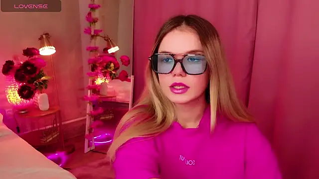 KellyHayden online show from 11-30-25, 06:23