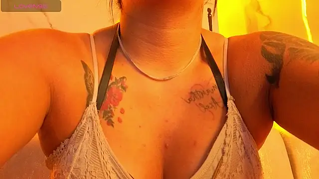 Snapshot of Samy_Queen_Tx chatting on 10-15-25, 03:12 Samy Queen Tx online show from 10-15-25, 03:12