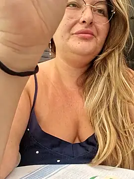 Snapshot of HornyBella88 chatting on 09-30-25, 08:41 HornyBella88 online show from 09-30-25, 08:41