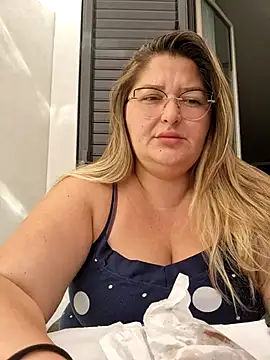 Snapshot of HornyBella88 chatting on 10-19-25, 08:15 HornyBella88 online show from 10-19-25, 08:15