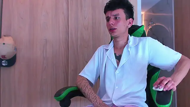 Snapshot of Skinny_batman chatting on 09-23-25, 12:19 Skinny batman online show from 09-23-25, 12:19