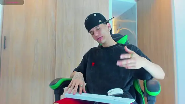 Snapshot of Skinny_batman chatting on 09-30-25, 04:12 Skinny batman online show from 09-30-25, 04:12