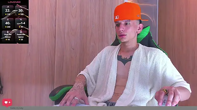 Snapshot of Skinny_batman chatting on 10-03-25, 10:45 Skinny batman online show from 10-03-25, 10:45