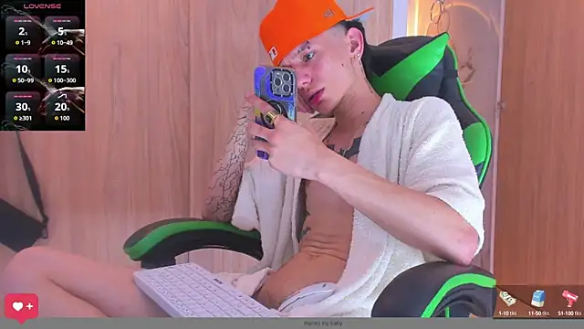 Snapshot of Skinny_batman chatting on 10-03-25, 10:51 Skinny batman online show from 10-03-25, 10:51