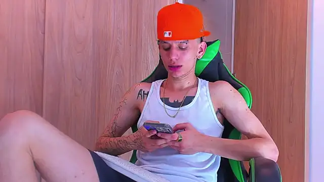 Snapshot of Skinny_batman chatting on 10-05-25, 04:11 Skinny batman online show from 10-05-25, 04:11