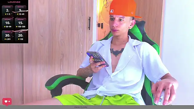 Snapshot of Skinny_batman chatting on 10-11-25, 12:32 Skinny batman online show from 10-11-25, 12:32