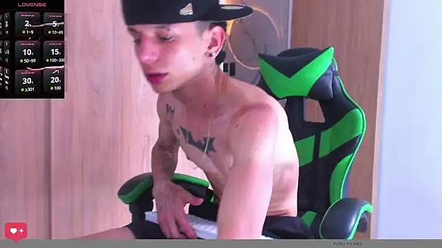 Snapshot of Skinny_batman chatting on 10-20-25, 12:38 Skinny batman online show from 10-20-25, 12:38