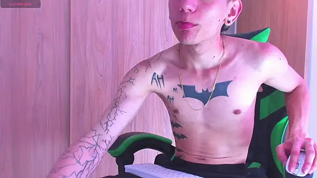 Snapshot of Skinny_batman chatting on 10-21-25, 03:13 Skinny batman online show from 10-21-25, 03:13