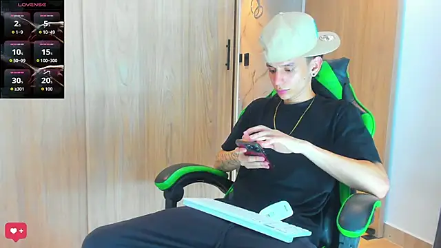 Snapshot of Skinny_batman chatting on 11-08-25, 04:01 Skinny batman online show from 11-08-25, 04:01