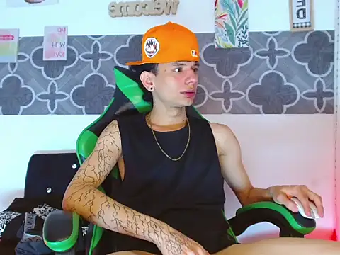 Snapshot of Skinny_batman chatting on 12-01-25, 08:58 Skinny batman online show from 12-01-25, 08:58