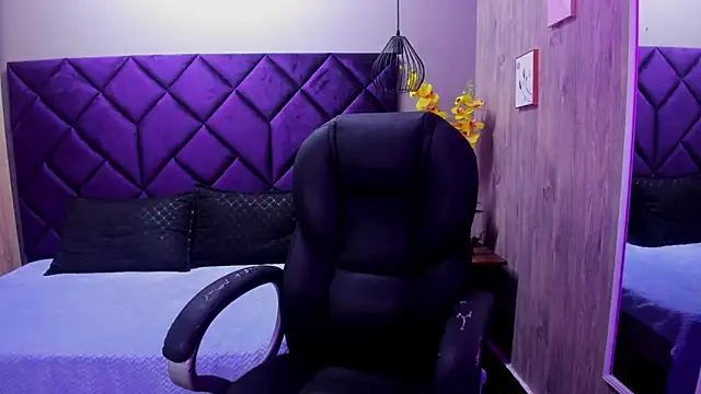 ChloeCampbell03 online show from 10-04-25, 12:58