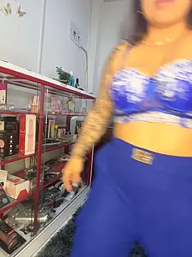 Snapshot of liz_and_thiago chatting on 09-25-25, 07:28 liz and thiago online show from 09-25-25, 07:28