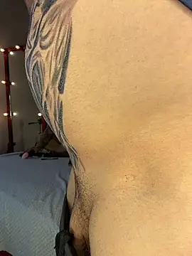 Snapshot of liz_and_thiago chatting on 09-29-25, 01:27 liz and thiago online show from 09-29-25, 01:27