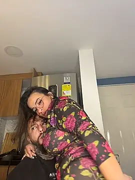 Snapshot of liz_and_thiago chatting on 10-11-25, 12:15 liz and thiago online show from 10-11-25, 12:15