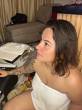 Snapshot of liz_and_thiago chatting on 11-02-25, 03:31 liz and thiago online show from 11-02-25, 03:31