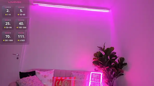 Snapshot of TiaBelle chatting on 10-11-25, 05:44 TiaBelle online show from 10-11-25, 05:44