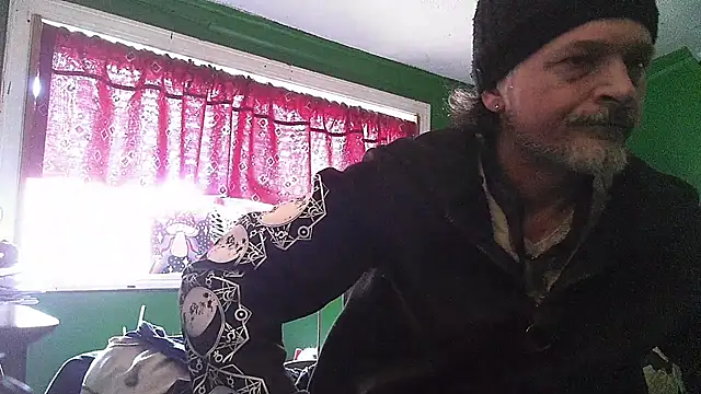 Snapshot of HippieDad333 chatting on 04-06-26, 05:14 HippieDad333 online show from 04-06-26, 05:14