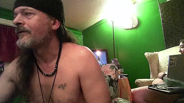 Snapshot of HippieDad333 chatting on 04-16-26, 09:21 HippieDad333 online show from 04-16-26, 09:21