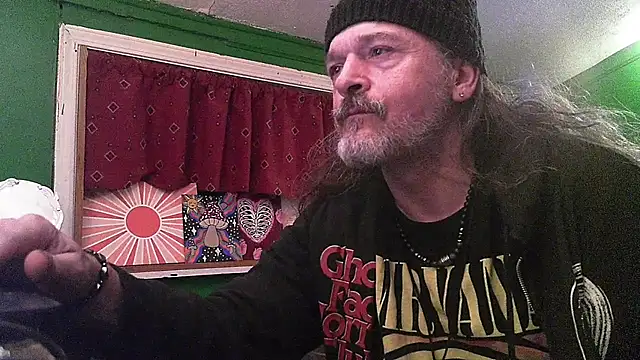 Snapshot of HippieDad333 chatting on 04-18-26, 05:22 HippieDad333 online show from 04-18-26, 05:22