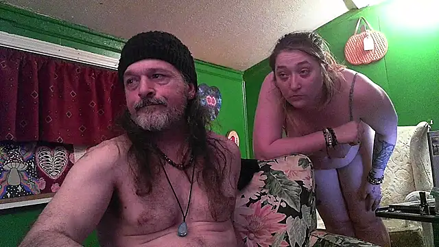 Snapshot of HippieDad333 chatting on 04-21-26, 06:52 HippieDad333 online show from 04-21-26, 06:52