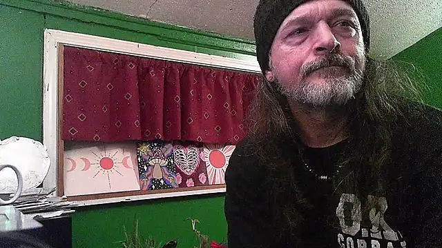 Snapshot of HippieDad333 chatting on 04-22-26, 12:35 HippieDad333 online show from 04-22-26, 12:35