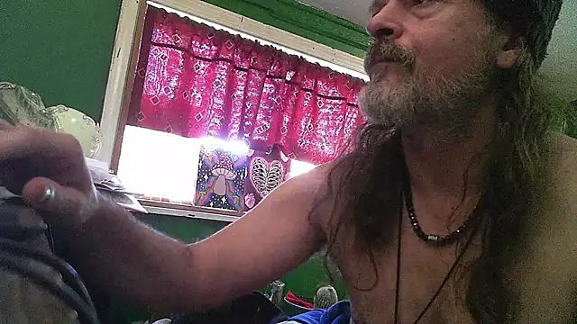 Snapshot of HippieDad333 chatting on 04-27-26, 10:19 HippieDad333 online show from 04-27-26, 10:19