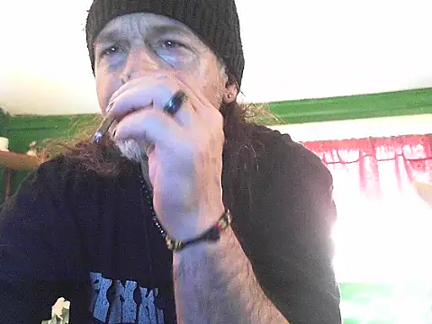 Snapshot of HippieDad333 chatting on 05-11-26, 06:27 HippieDad333 online show from 05-11-26, 06:27