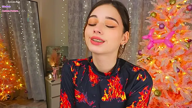 Snapshot of LunaraRada chatting on 12-16-25, 05:40 LunaraRada online show from 12-16-25, 05:40