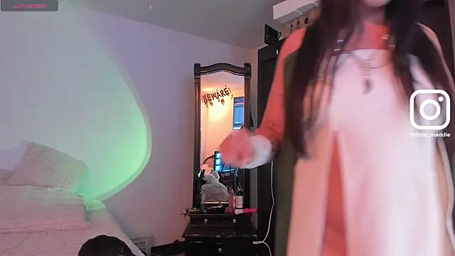 Snapshot of tellmemaddie chatting on 10-29-25, 02:41 tellmemaddie online show from 10-29-25, 02:41