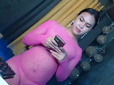 Snapshot of itsme_karina5 chatting on 10-17-25, 11:40 itsme karina5 online show from 10-17-25, 11:40