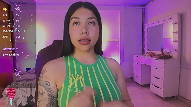 Snapshot of kloe28 chatting on 05-20-26, 03:45 kloe28 online show from 05-20-26, 03:45