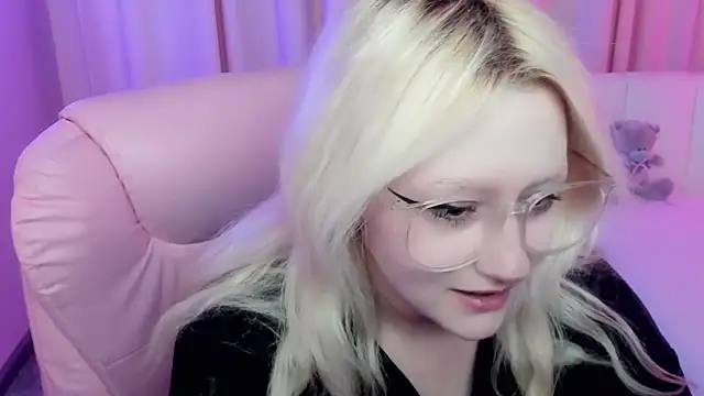 Snapshot of JuliaSharkk chatting on 10-15-25, 07:36 JuliaSharkk online show from 10-15-25, 07:36