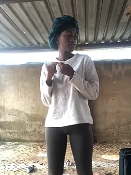 Snapshot of Caramel102004 chatting on 12-21-25, 08:43 Caramel102004 online show from 12-21-25, 08:43