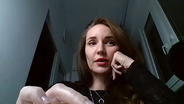 Snapshot of Tavrisse chatting on 10-25-25, 10:26 Tavrisse online show from 10-25-25, 10:26