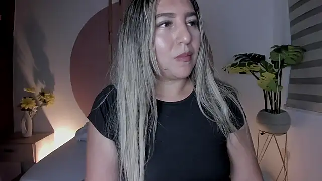 Snapshot of kiara_mirren chatting on 10-25-25, 03:47 kiara mirren online show from 10-25-25, 03:47