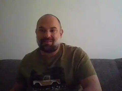 Snapshot of CristalDad chatting on 10-19-25, 06:08 CristalDad online show from 10-19-25, 06:08