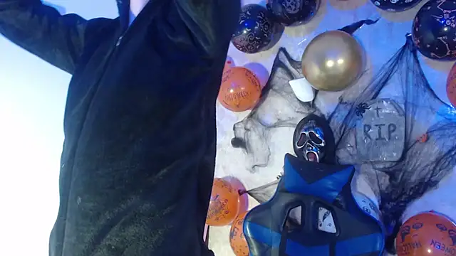 Aaron Foxxx online show from 10-28-25, 01:36