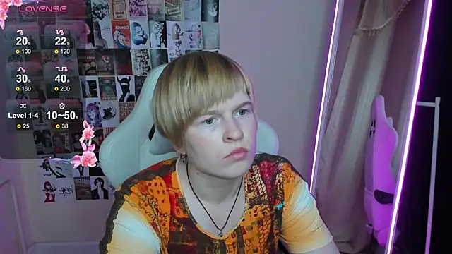 Snapshot of Cattie_w_ chatting on 11-19-25, 01:27 Cattie w online show from 11-19-25, 01:27