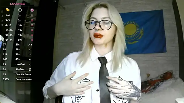 Snapshot of MernaGoggin chatting on 09-29-25, 02:44 MernaGoggin online show from 09-29-25, 02:44
