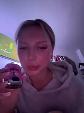 Snapshot of blondeeee chatting on 12-18-25, 06:58 blondeeee online show from 12-18-25, 06:58