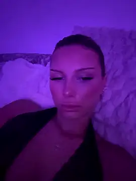 Snapshot of blondeeee chatting on 01-07-26, 05:04 blondeeee online show from 01-07-26, 05:04