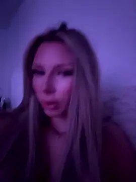 Snapshot of blondeeee chatting on 01-13-26, 04:45 blondeeee online show from 01-13-26, 04:45