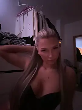 Snapshot of blondeeee chatting on 03-05-26, 09:11 blondeeee online show from 03-05-26, 09:11