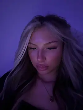 Snapshot of blondeeee chatting on 05-17-26, 05:31 blondeeee online show from 05-17-26, 05:31